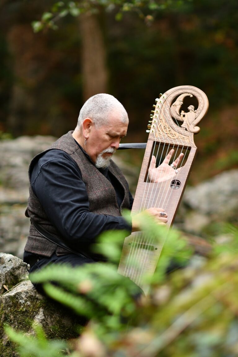 Jaufré Darroux, barde, avec sa harpe