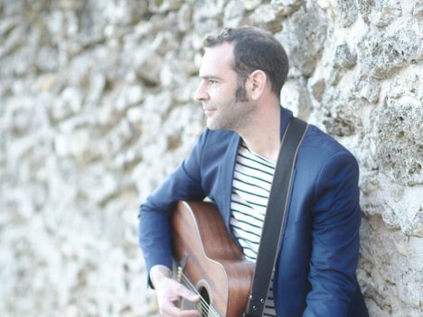 François Junel avec sa guitare