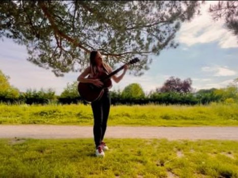 Solfea avec sa guitare